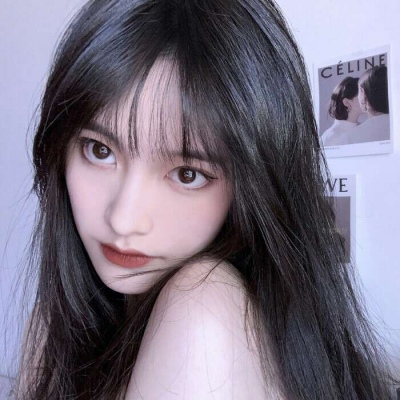 再强调一次：40岁女人，秋天尽量不要丝袜配风衣，今年流行这样穿